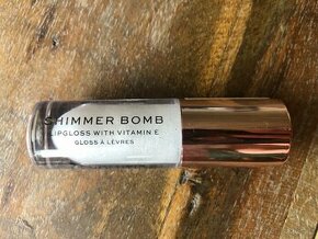 Nový, krásný, třpytivý lesk na rty Revolution