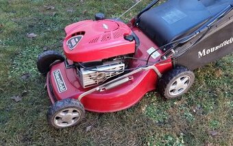 Benzínová sekačka s pojezdem