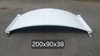 Oblouková stříška nad vchodové dveře