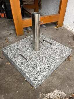 Kamenný stojan na slunečník