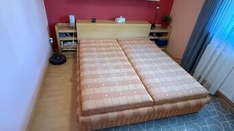 Manželská postel s nočními stolky