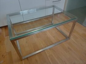 Moderní skleněný konferenční stolek s nerezovou konstrukcí