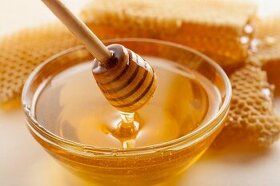 Kvalitní med s dárkem od včelaře
