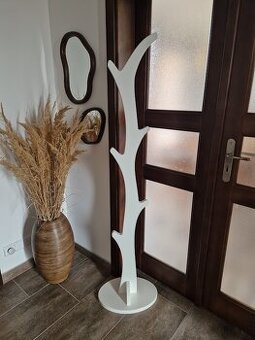 dřevěný designový věšák