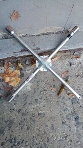 Prodám klič na kola a hydraulický zvedák