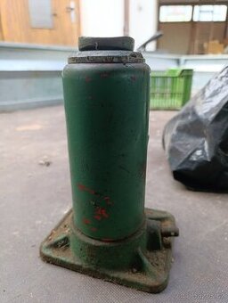 Retro hydraulický zvedák