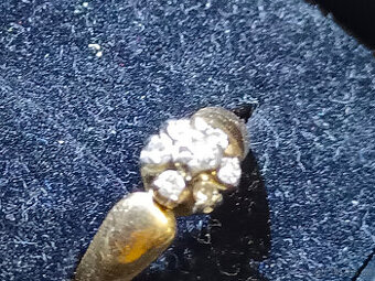 Zlatý prsten s diamanty; 2,28g, 57mm, certifikát