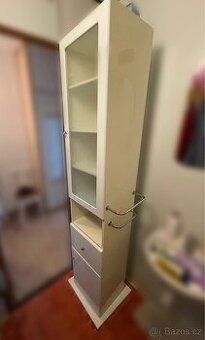 Bílá otočná skříň s zrcadlem
