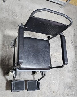 Toaletní židle - křeslo s kolečky