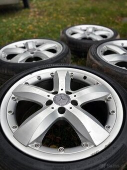 Kola Mercedes-Benz r19