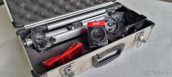 Laserový měřič KINZO se stativem – kufříková sada