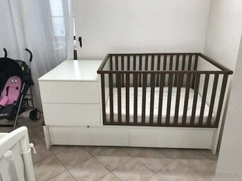 Dětská rostoucí postýlka s přebalovacím pultem