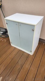 Skřiňka s mléčným sklem