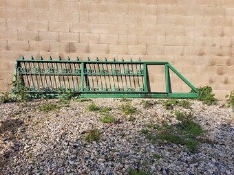 Vjezdova kovová brána