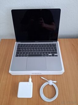 Macbook Air 13 palců M1 chip 8 GB RAM 256 SSD 250 cyklu