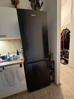 Černá lednice Hisense - 1