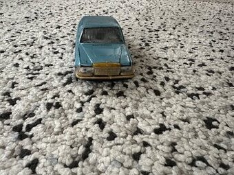 Prodám kovový model mercedesu z roku 1980.