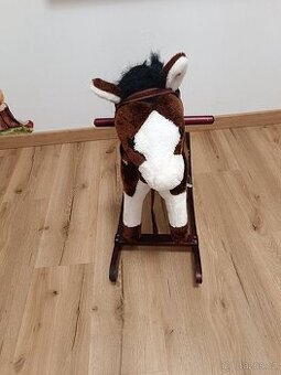 Houpací kůň se zvuky a pohyby