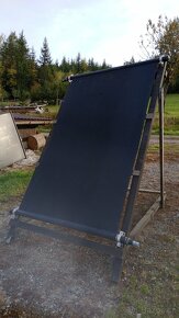 Solár se stojanem k bazénu.