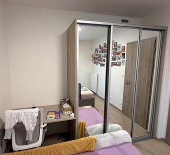 Vestavěná skříň