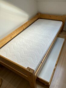 Dřevěná postel s úložným prostorem - 1