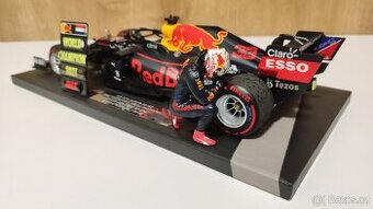 Max Verstappen 1:18 s figurkou - prvy titul Abu Dhabi 2021