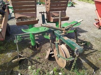 Ruční sazeč brambor, rozteč brázd nastavitelná do 75 cm