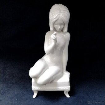 porcelánová plastika Dívka Akt Royal Dux