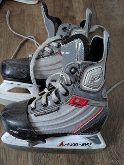 Chlapecké brusle, rostoucí 29-32