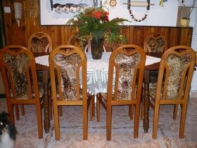 8 ks židlí a rozkládací stůl