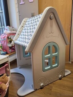 Dětský domeček s houpačkou