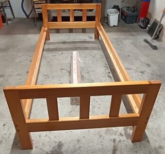 Dětská masivní postel