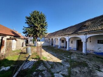 Materiál z demolice - cihly, trámy, suť, dveře, okna, hlína