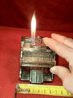 Mechanický stolní zapalovač vyráběný Španělskou firmou