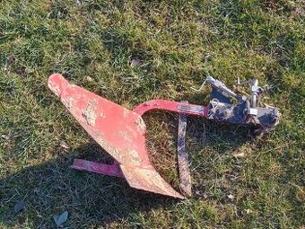 Pluh s nastavovacim tělesem