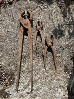 Staré kované kovářské kleště