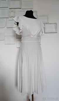 Bílé šaty s plisovanou sukní