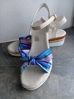 Dámské sandále na klínku 41