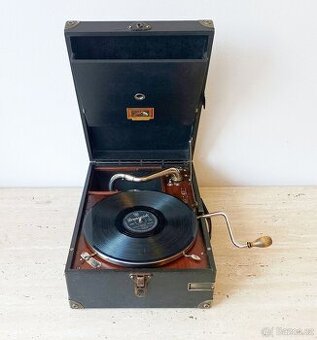 His Master’s Voice, starožitný gramofon na kliku, rok 1926
