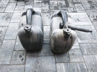 2x kanystr na benzín