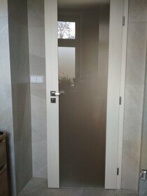 Bíle, dřevěné dveře se skleněnou výplní