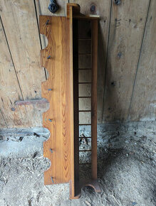 Dřevěná police s háčky, zdobený vesnický styl - 1