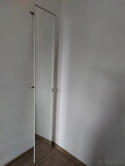 Dvířka vysoké koupelnové skříňky se zrcadlem