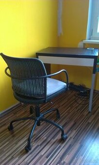 Pracovní PC stolek a židle za odvoz.