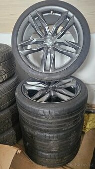 245/35R19