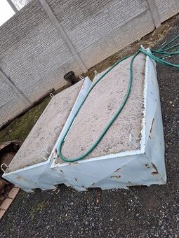 Prodám betonové zaváží k dotížení nakladního auta