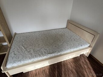 Postel s roštem a matrace s hygienickým potahem