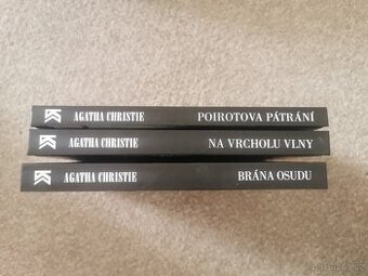 Christie Brána osudu. Na vrcholu vlny. Poirotova pátrání
