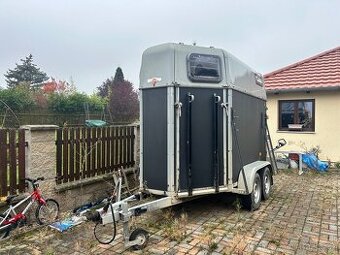 Přepravník na dva koně s předním výstupem