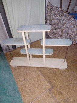 Květinový stolek dřevěný